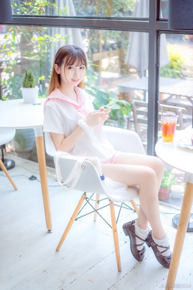 “此事你看着办，我不管，但别太过，小心过犹不及。”庞统摇了摇头，想到当初自己糊里糊涂的被贾诩拉到了吕布战车上，心里就不由得一阵腻歪。